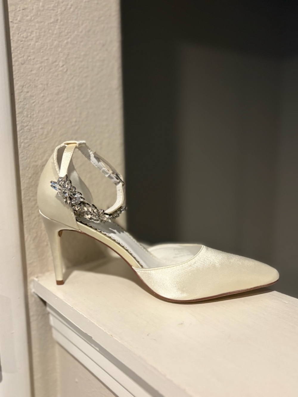 Journee Collection Women's Loxley 3.5” Heels Cream Size 10 Worn 3x In Good Shape - Picture 5 of 9